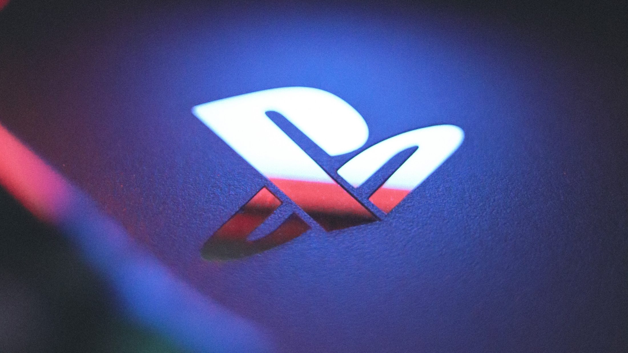 Бренд Balenciaga выпустил одежду в стиле PlayStation 5. Там майка стоит дороже консоли